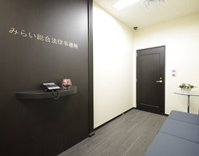 2階事務所受付・ソファ